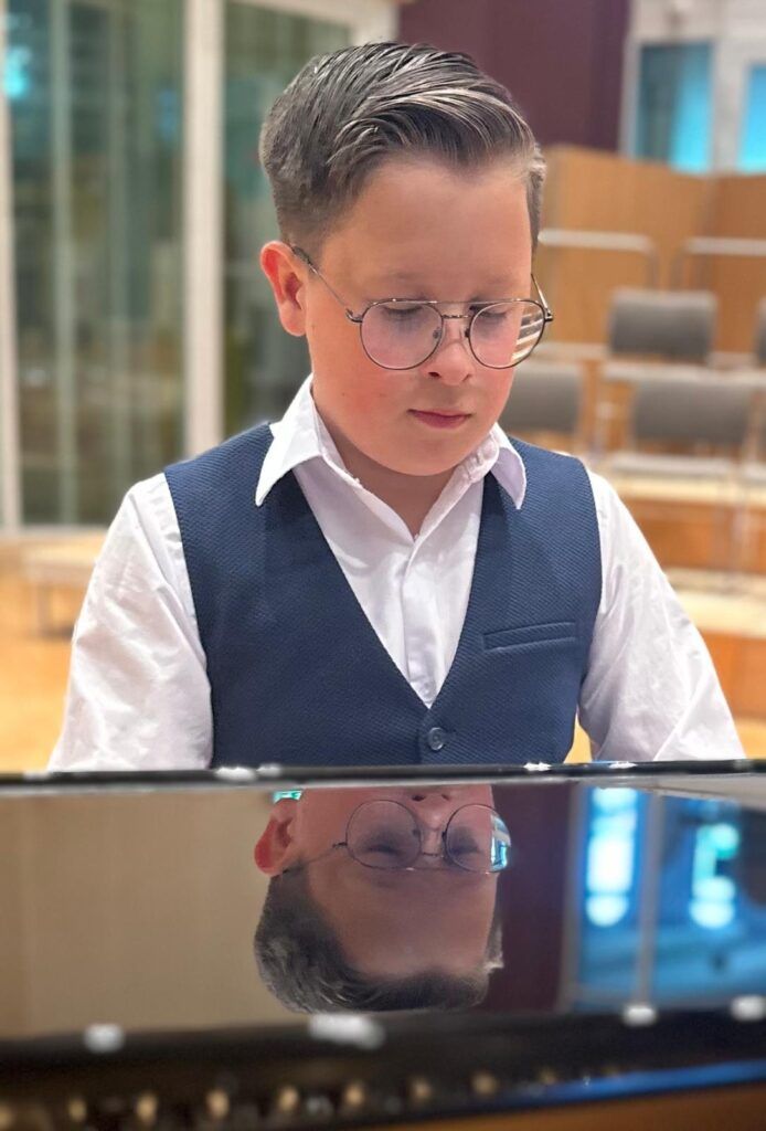 Jayden Ordoñez spelend op de piano