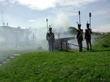 Schutters steken de kanonnen af op Schuttersdag bij het Nederlands Vestingmuseum in Naarden
