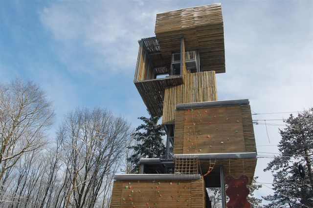 25 m hoge klimtoren (meestal) open om gratis te beklimmen en te kijken over de Peelse Heide, België en aan de andere zijde tot de Westertoren in Tilburg.