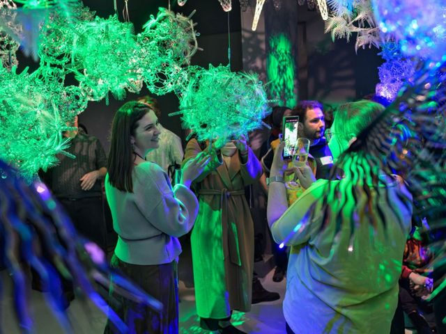 Meiden poseren bij een kunstwerk tijdens highlight Delft