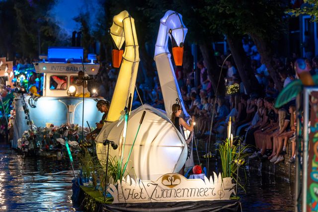 Gondelvaart in de Luts tijdens de feestweek in Balk met meerdere versierde gondels.