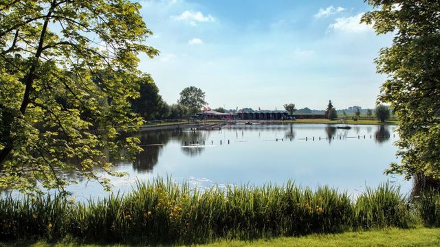 Natuurbad Zwemlust in Nieuwersluis omgeven door mooi groen.