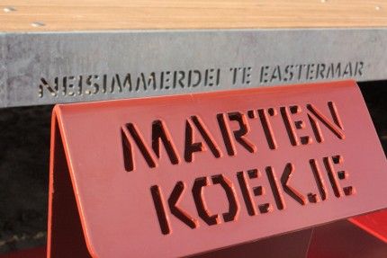 Loop rond de pleintafel en lees het gedicht 'Neismimmerdei te Eastermar' van Dam Jaarsma