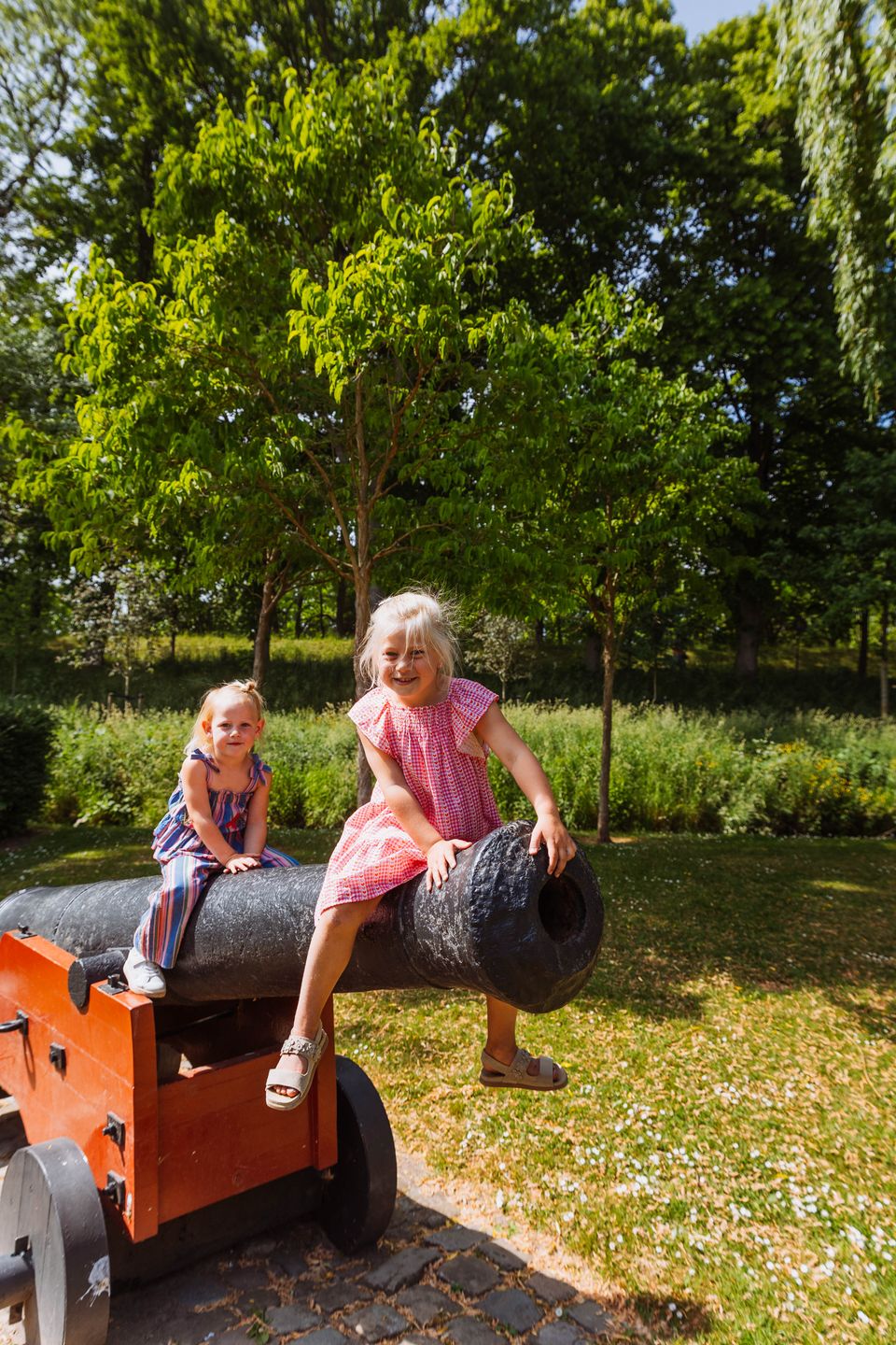 Kids spelen op kanon