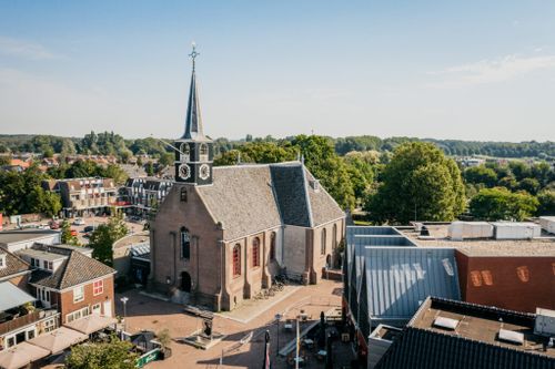 Luchtfoto van de Grote Kerk in Oostzaan