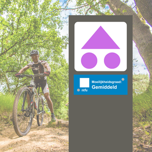 Volg de paarse bewegwijzering van de driehoek met twee rondjes. De bordjes vind je op palen langs de route.