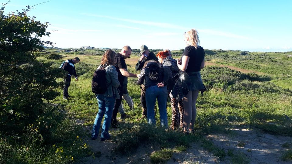 Foto van deelnemers tijdens de avond-excursie door Berkeheide