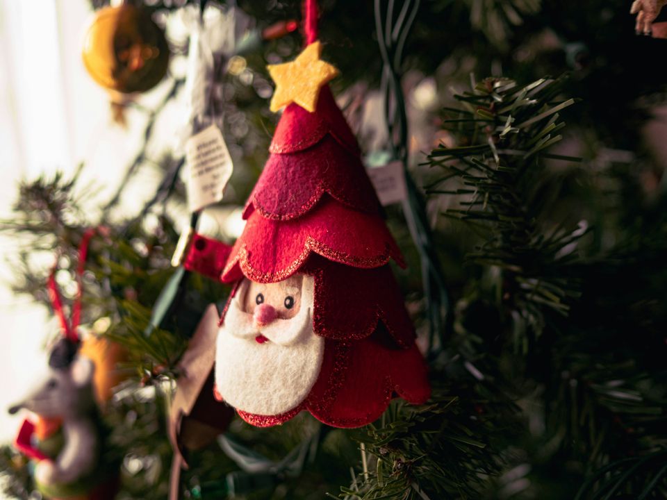 Kerstboom met kerstman-hanger