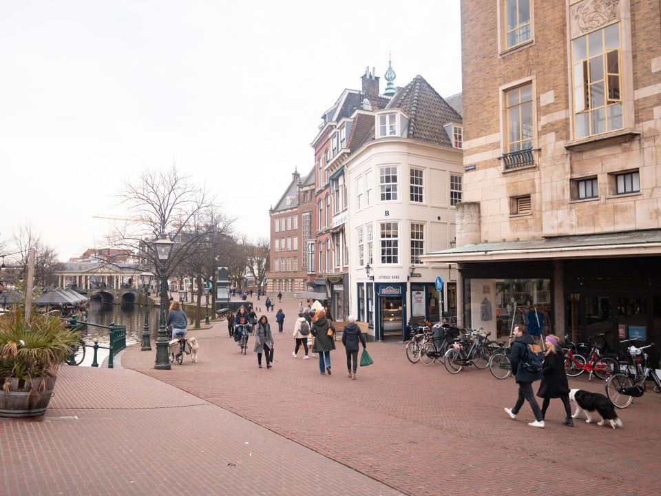 Sfeerbeeld van de Vismarkt in Leiden