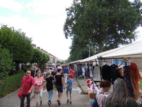 Mensen die op de markt lopen in de Hanzepolder