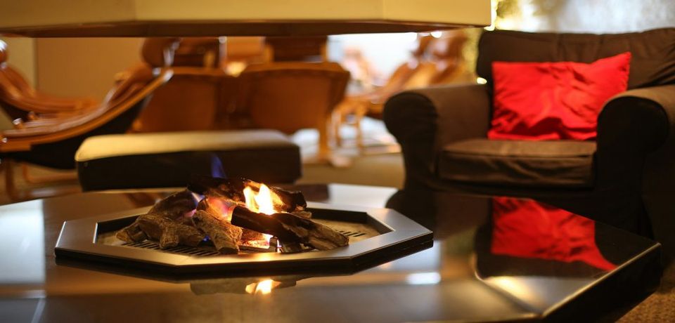 Lekker bijpraten bij het haardvuur in Wellness Warmond