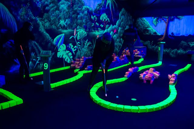 Midgetgolf in het donker met lichtgevende banen in Posta7 Tolbert.