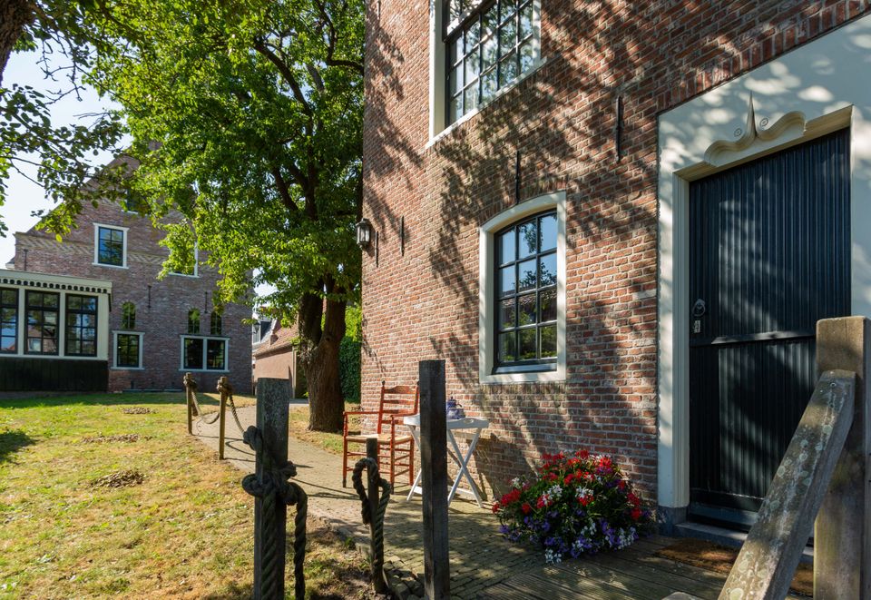 De gevel van het Hyperhuis in Hindeloopen op een zonnige dag.