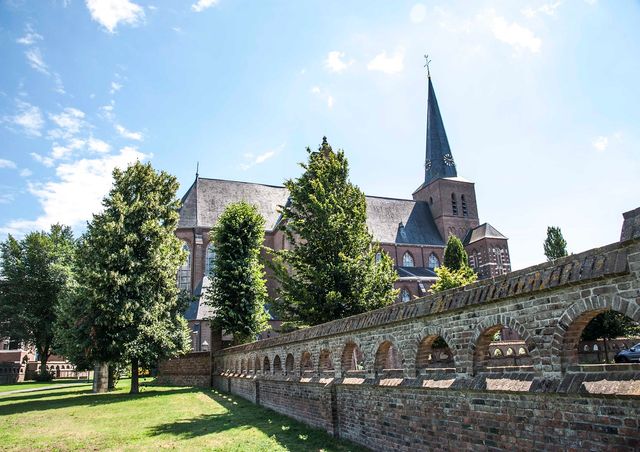 Willibrorduskerk Deurne vanuit Roespark