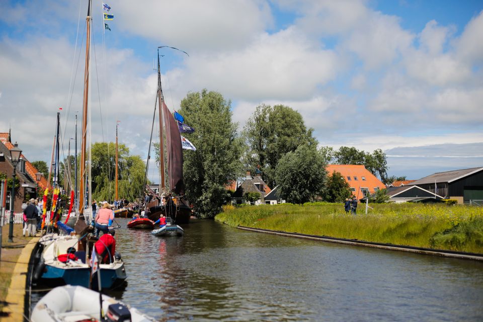 Skûtsje vaar door Heeg heen