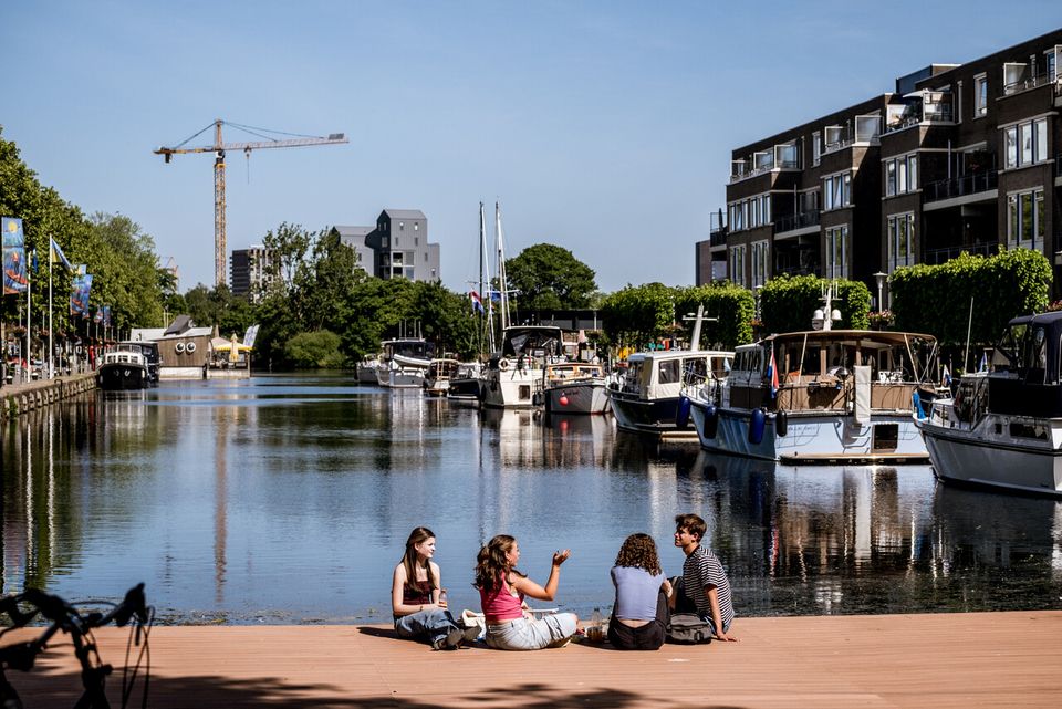 Jongeren op vlonder bij Piushaven in Tilburg
