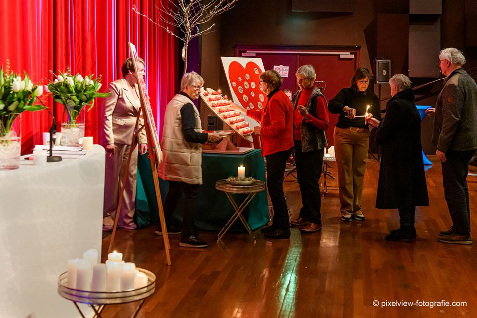 het aansteken van lichtjes op een groot hart