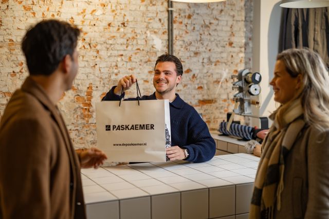man en vrouw winkelen bij de paskaemer
