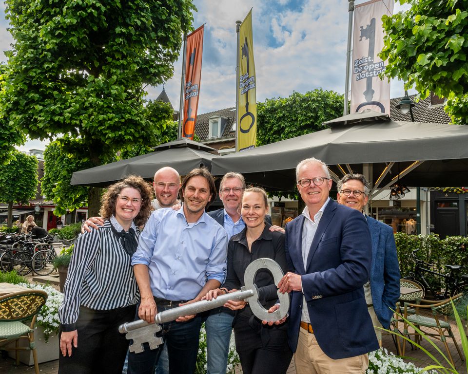Groep ondernemers ontvangen grote sleutel