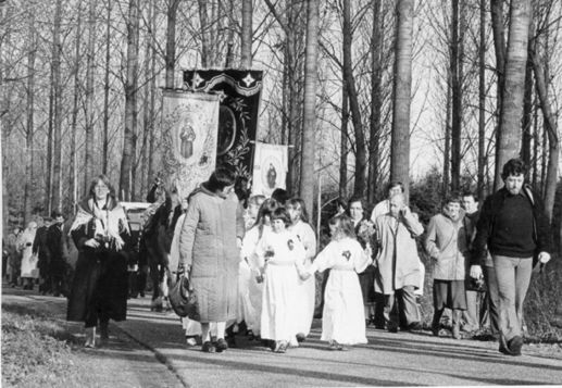 Feest van Antonius Abt vanaf het café Het Groene Woud vertrekt de processie naar de kapel gewijd aan de Heilige Antonius.