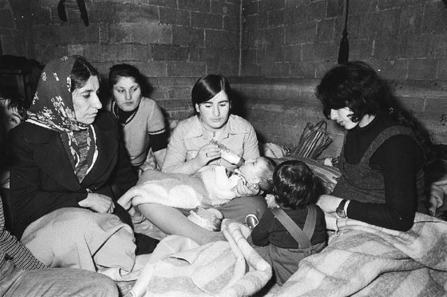 Een groep vrouwen en kinderen in de Sint-Jan. 