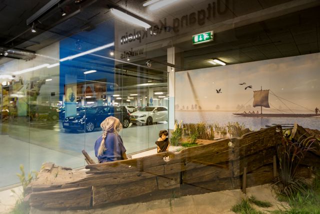 Opgegraven Romeinse Boot tentoongesteld in parkeergarage Drive Inn Museum Castellum Woerden