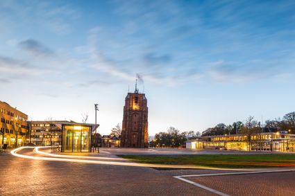 De scheve toren Oldehove bij het vallen van de avond