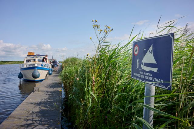 Marrekrite steiger met op de achtergrond een aangelegde boot en op de voorgrond een bord met daarop 'MAX. 3 DAGEN AANLEGGEN TOEGESTAAN'.