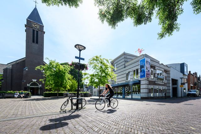 Fietser door het oude dorp van Amstelveen