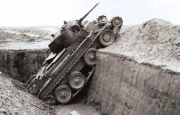 Een historisch propaganda beeld van een tank die vastzit in de tankgracht.