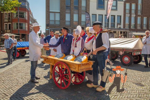 Kaasdragers en kaasmeester verwelkomen bezoekers tijdens de traditionele Kaasmarkt in Woerden, een historisch evenement in het Groene Hart.
