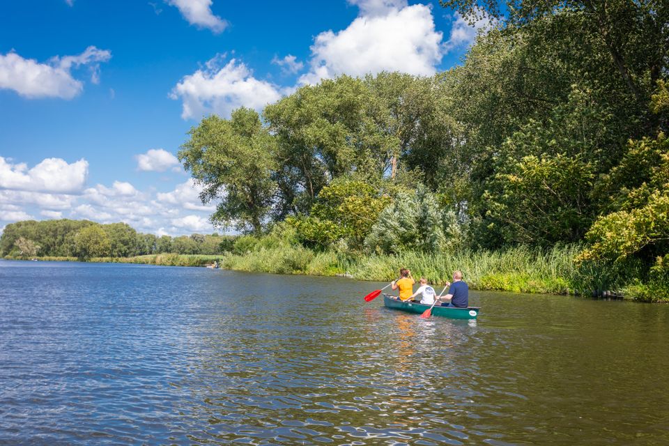 Een familie in een kano op de Linge in de zomer