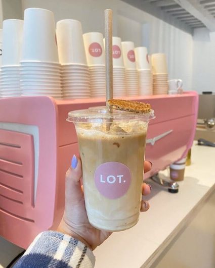 Ijskoffie bij koffiezaak LOT in Delft