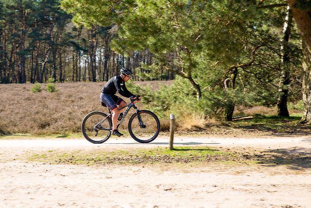 Een MTB-er die de route rijdt
