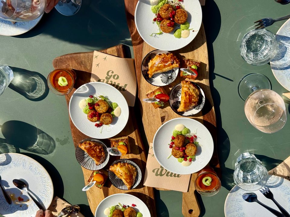 Summer High wine arrangement met hartige hapjes en zomerse wijn