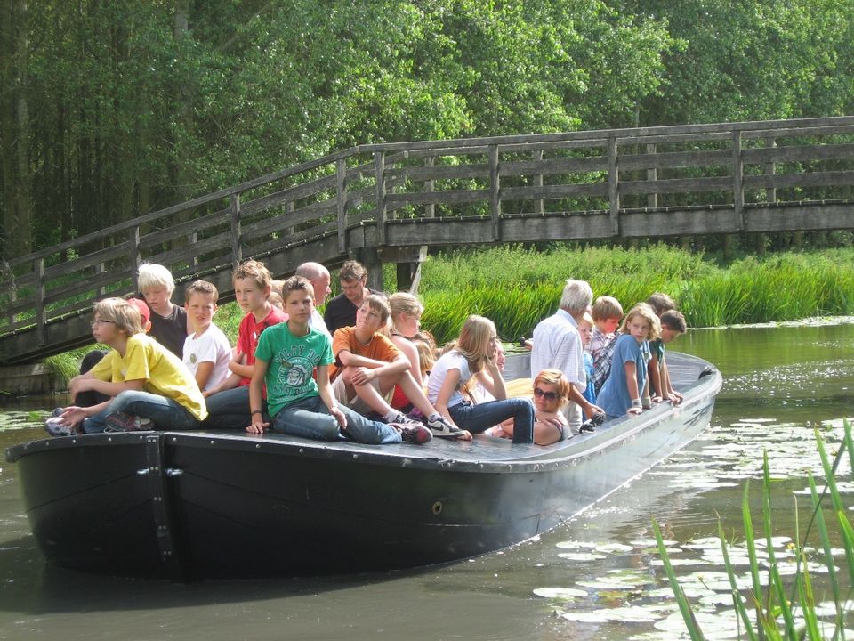 mensen in een praamboot