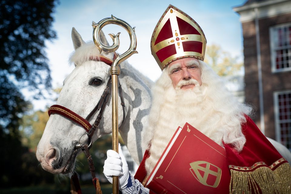 Sinterklaas met zijn paard Ozosnel, boek en staf
Sinterklaasintocht Vianen 2024