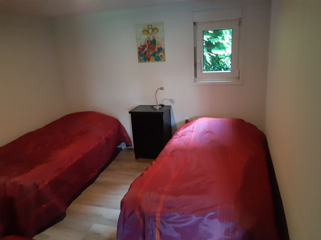 Er staan in deze slaapkamer 2 éénpersoonsbedden of een éénpersoonsbed en een ledikantje.