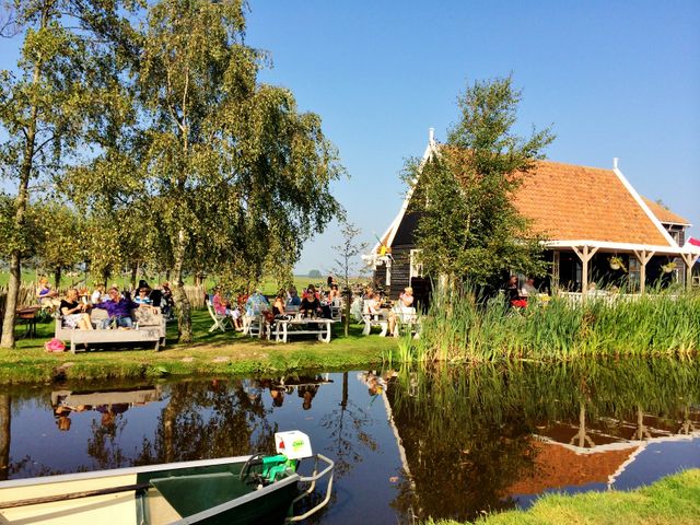 Mensen die zitten in de tuin van Bootverhuur Overleek