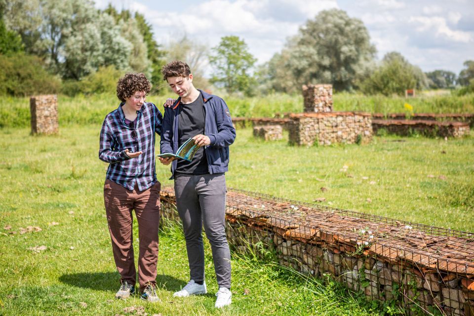 Bezoekers bij castellum Meinerswijk