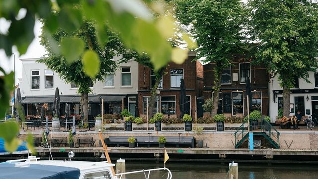 Terrassen aan het water in de havenkom van Middelharnis