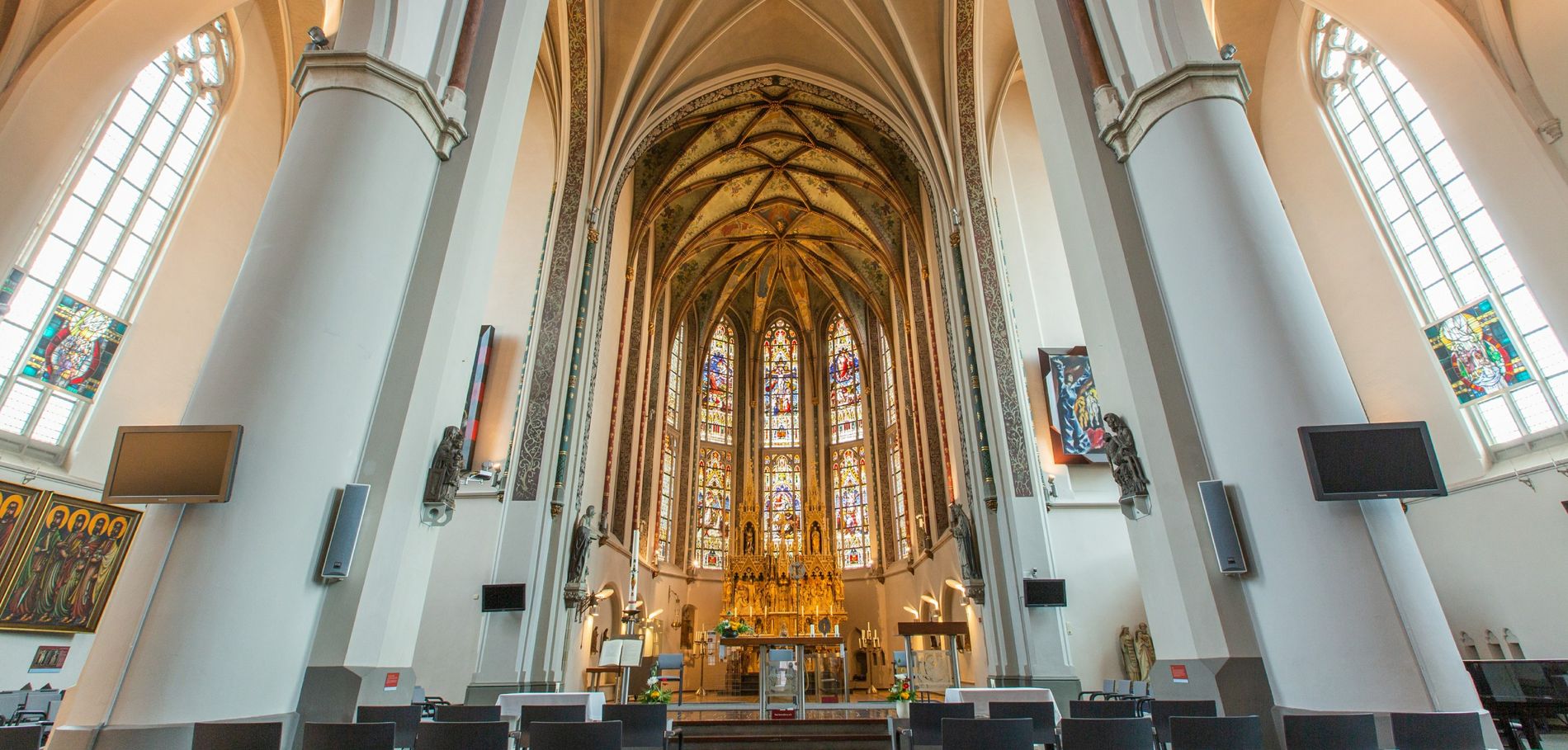 Sint Willibrorduskerk Deurne - Altaar Koor Glas in Lood ramen