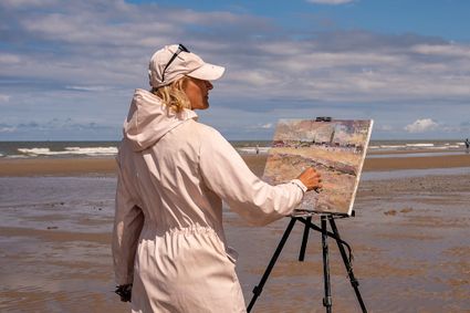 foto van schilderende Anna Pavlova op het strand