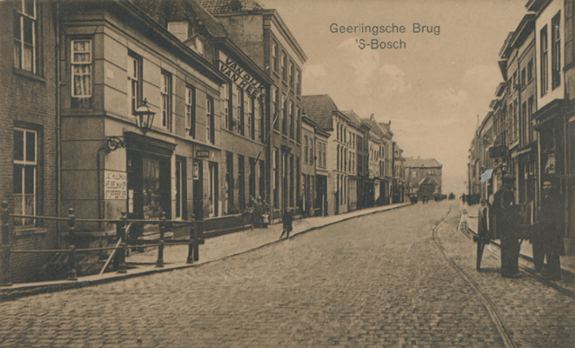 Zicht vanaf de Geerlingse brug naar markt met links Hinthamerstraat 141