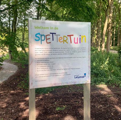 Bord ingang spettertuin met regels.