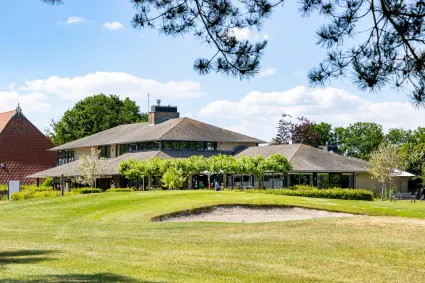 Restaurant Kingfischer bij BurgGolf in Sint Nyk.
