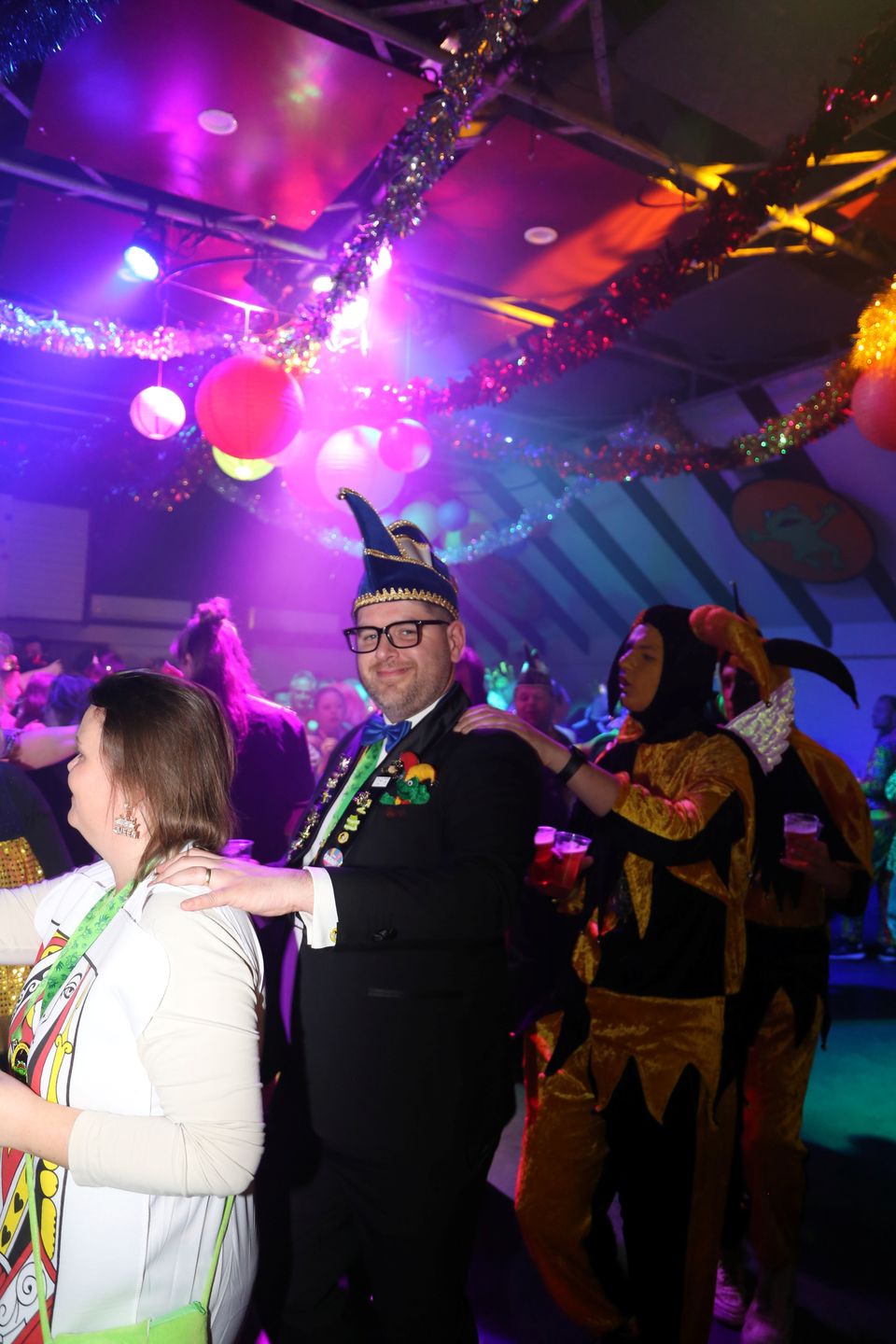 Carnavalsevenement 55+ Carnaval in Harmelen, Groene Hart, met senioren die meedoen aan de polonaise en verkleed zijn tijdens een feestelijke maandagmiddag bij Ons Dezibel met muziek en onderscheiding voor best verklede dame en heer.