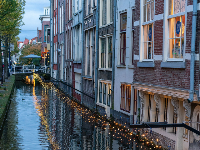 De grachten van delft tijdens de winter in Delft