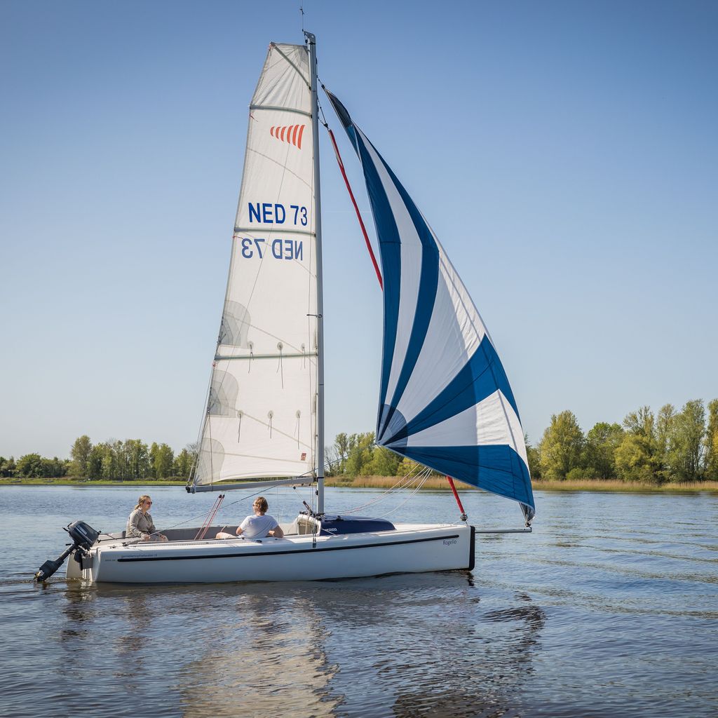 Twee mensen zeilen in een valk van Genieten op het Water met mooi weer.