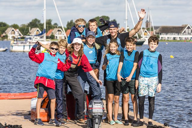 Kinderen leren zeilen bij Zeilschool It Beaken in Heeg.